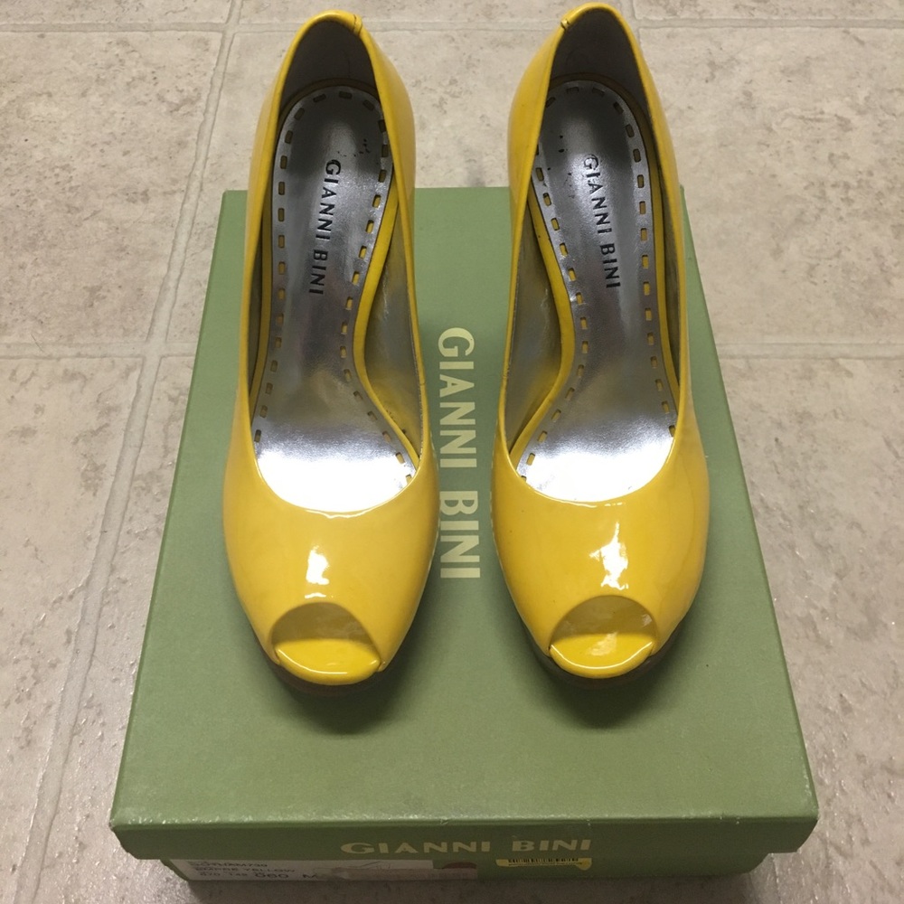 Yellow and faux wood Gianni Bini peep toes