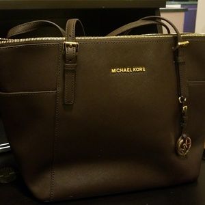 Michael Kors Zip Tip Jet Set Tote