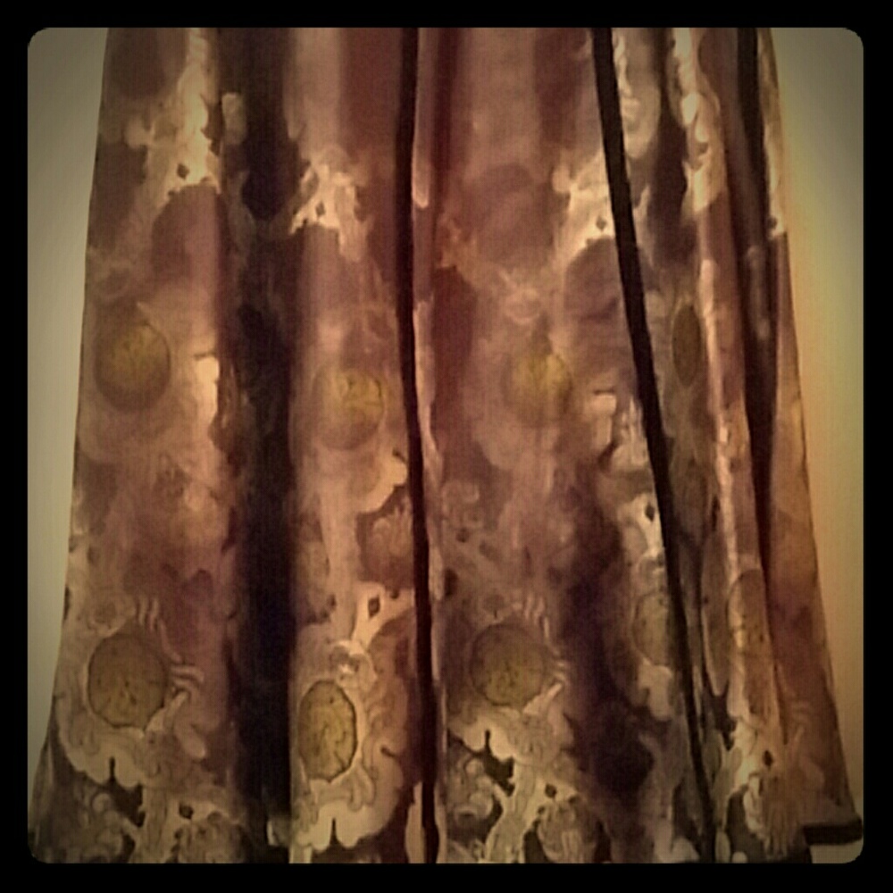 Oriental pattern skirt with velvet pleating