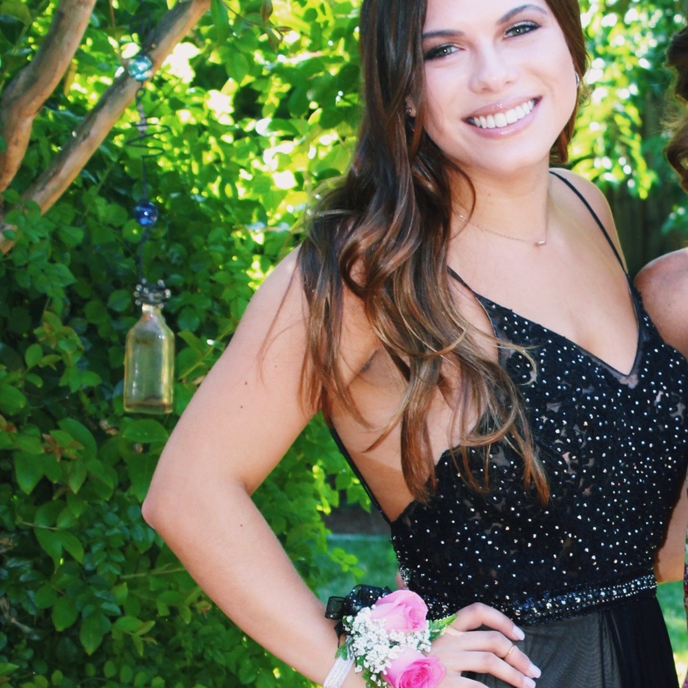 Beautiful black prom dress!!