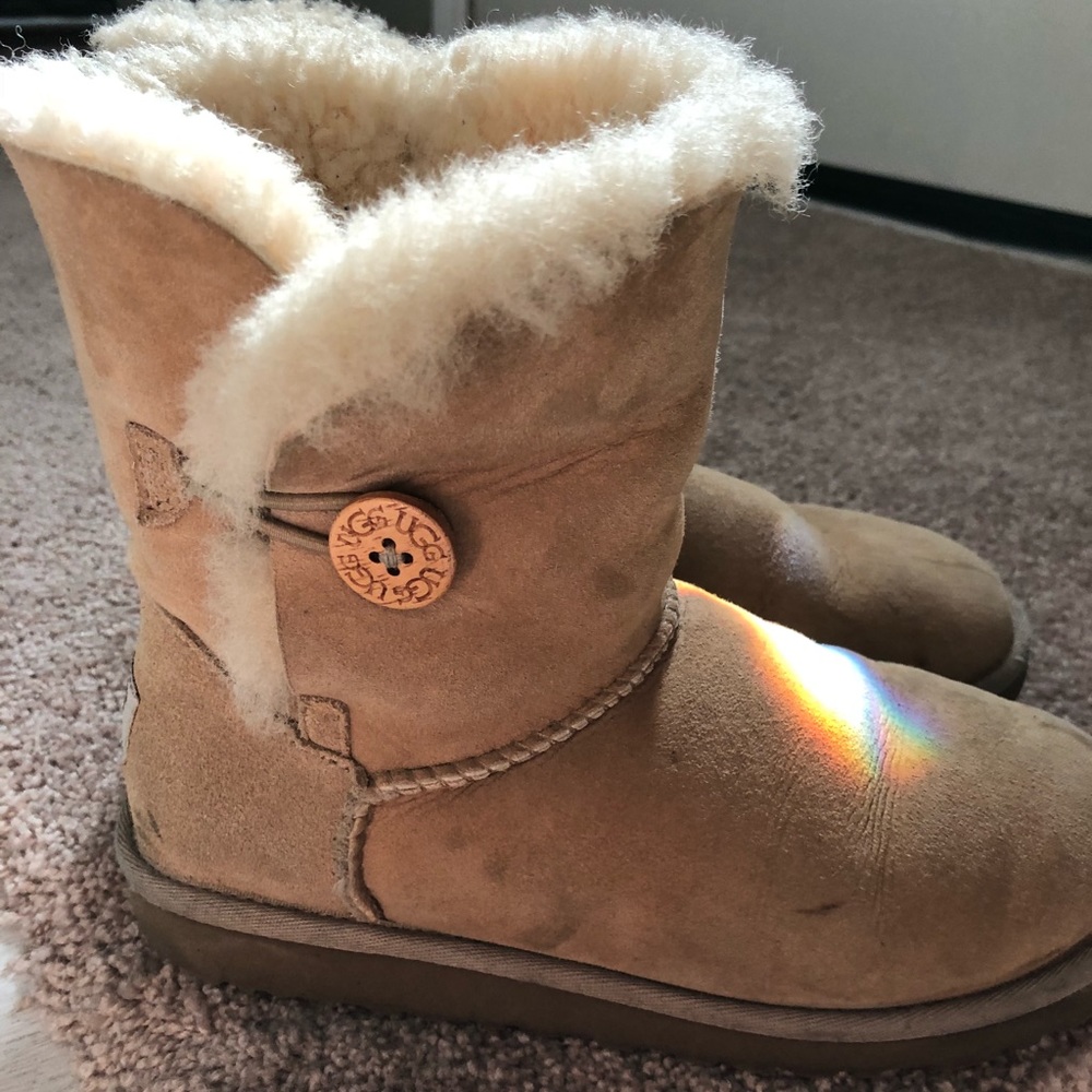 Uggs kids size 3 K Bailey Button
