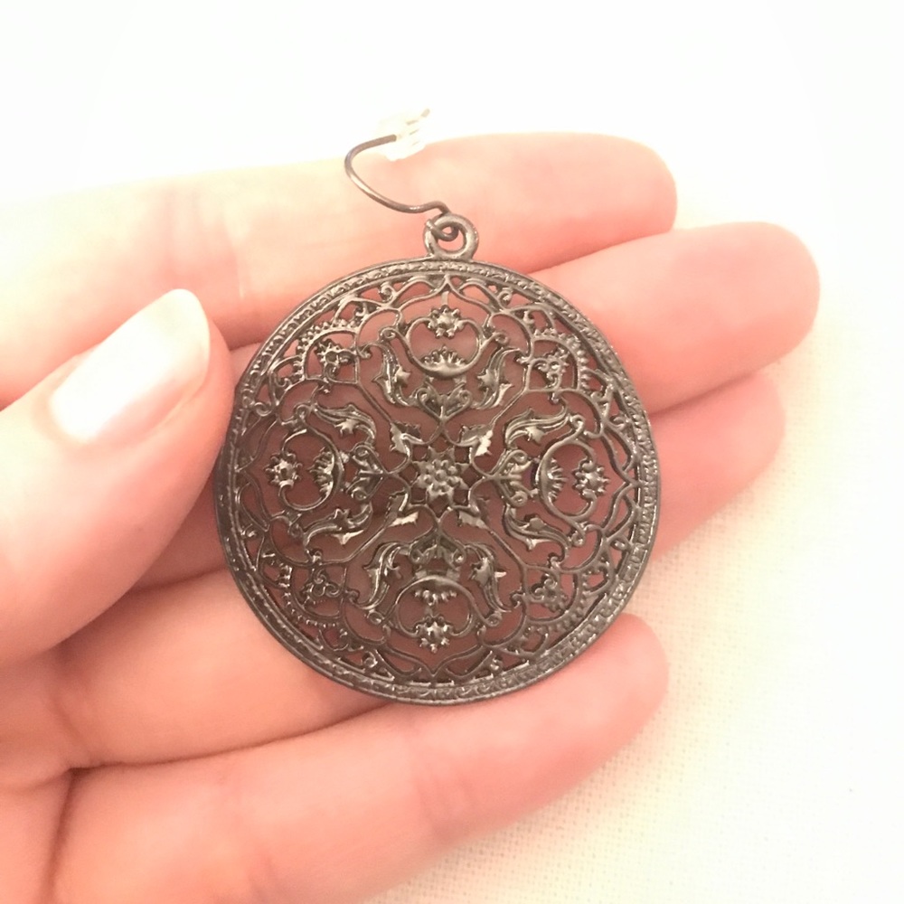 Express Earrings - Picture 2 of 2