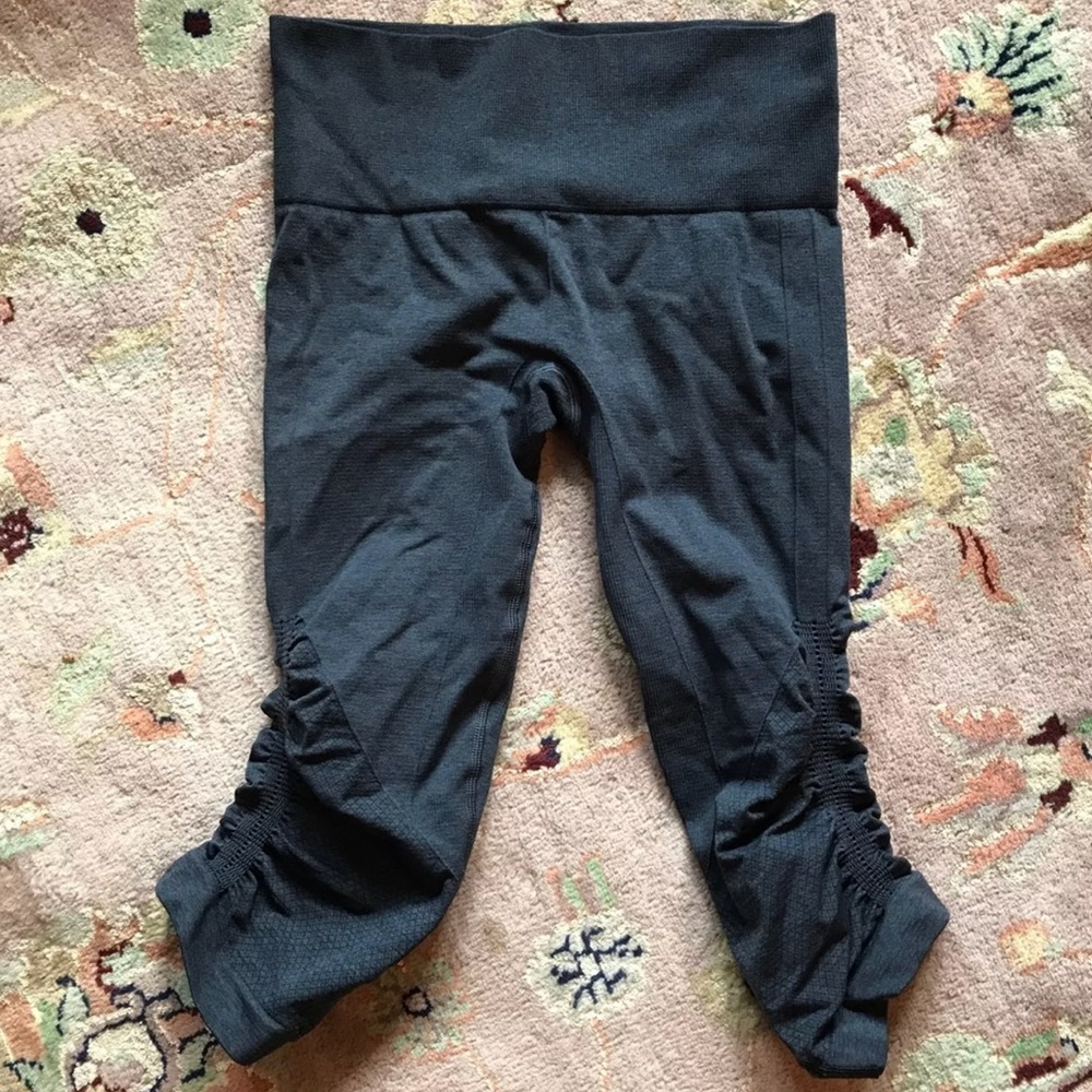 Lululemon zone in crops size 4