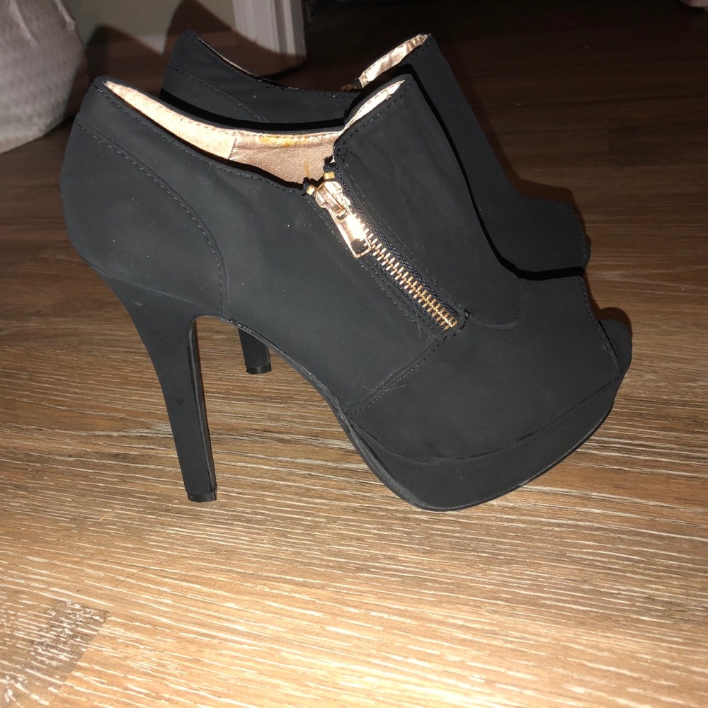 Peep toe size 10 black and gold pumps