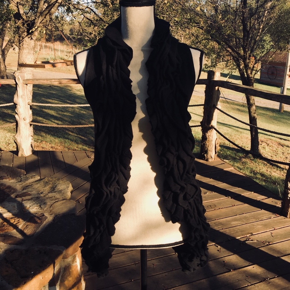 GIANNI BINI Ruffled Sweater Vest - Picture 5 of 8
