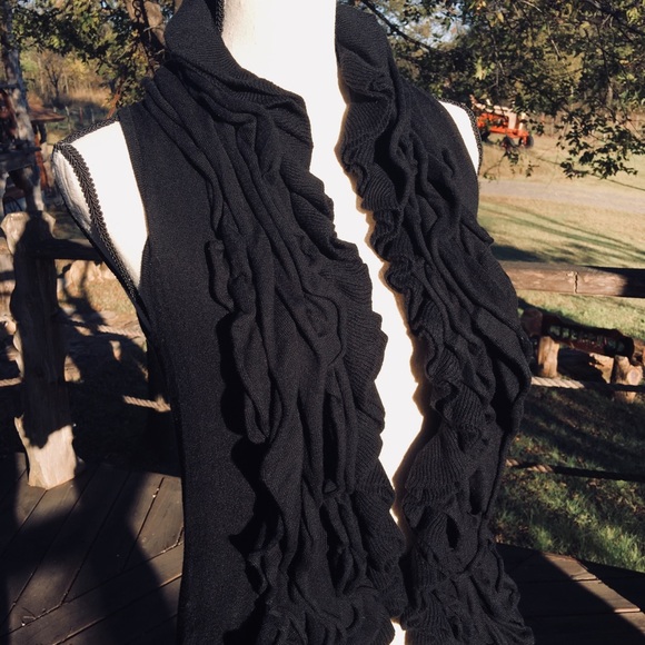 GIANNI BINI Ruffled Sweater Vest - Picture 2 of 8