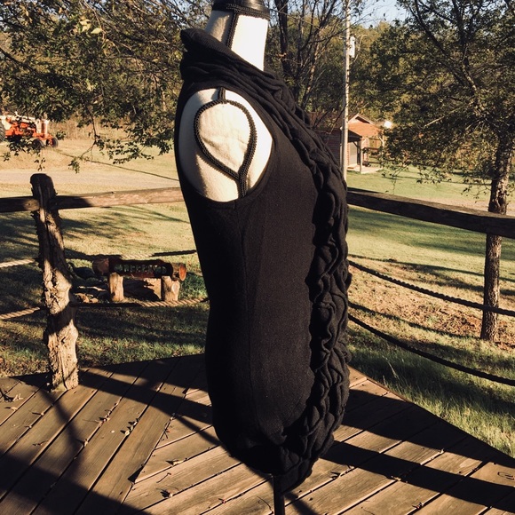 GIANNI BINI Ruffled Sweater Vest - Picture 3 of 8