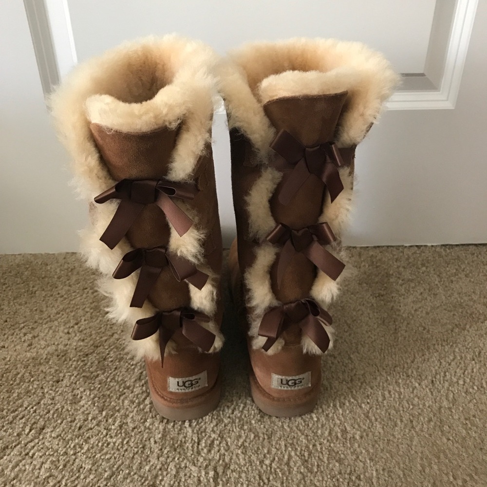 Bailey bow uggs! LIKE NEW!