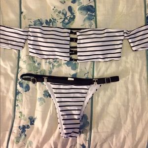 Stripped off the shoulder Bikini