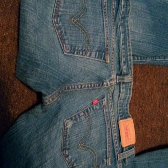 Size 7 levis - Picture 1 of 3