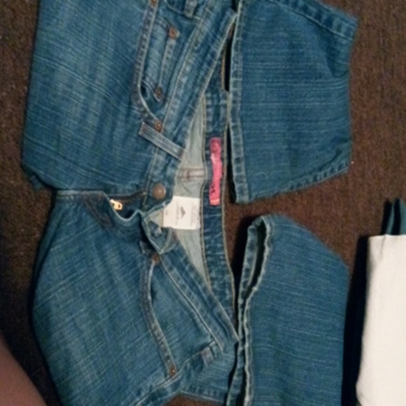 Size 7 levis - Picture 2 of 3
