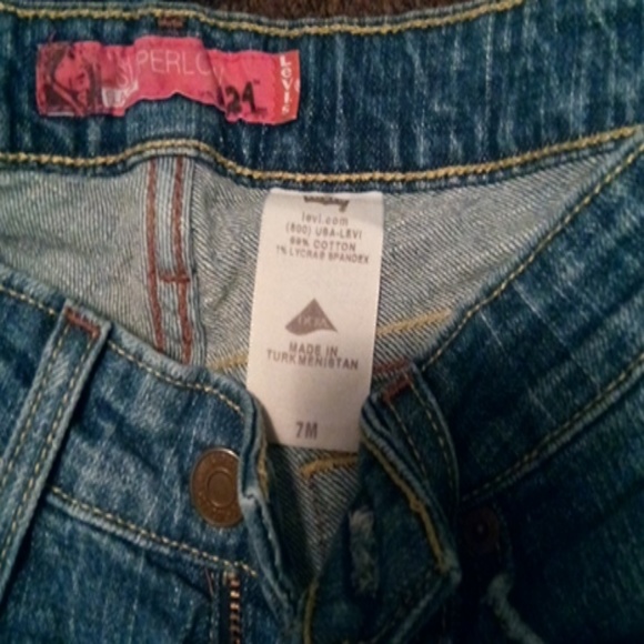 Size 7 levis - Picture 3 of 3
