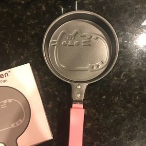 Exclusive Pusheen mini pancake egg pan