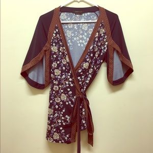 BCBG flare sleeve blouse🌸