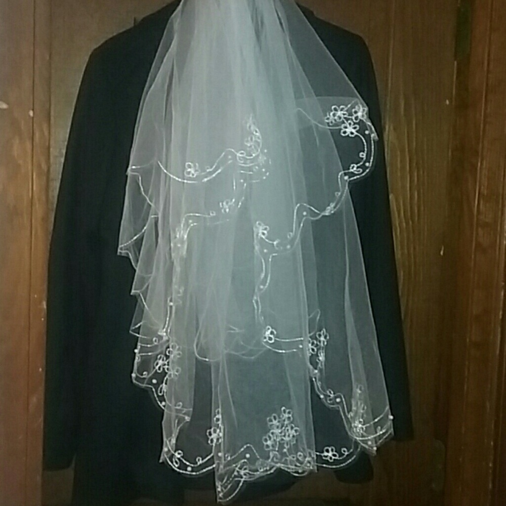 NWOT Beautiful White wedding veil NEVER WORN!