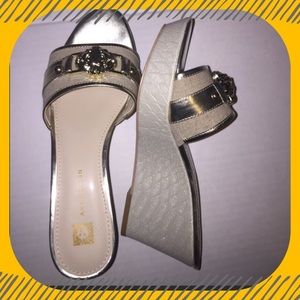 EUC Womens ANNE KLEIN Gold Tone Sandals