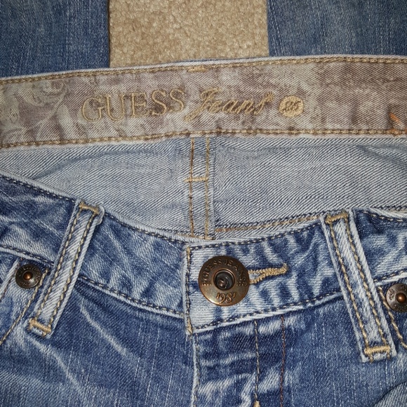 Distressed Guess jeans - Picture 5 of 7
