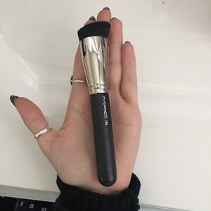 MAC Brush #196 Foundation