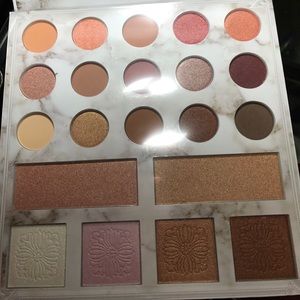 Deluxe edition eyeshadow and highlight palette
