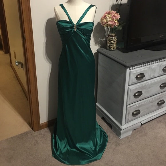 Dresses & Skirts - Emerald prom dress