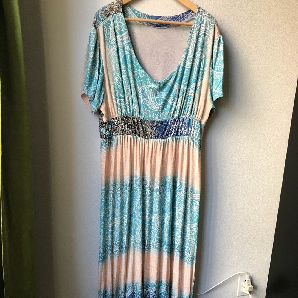 🌻 Gorgeous paisley maxi dress