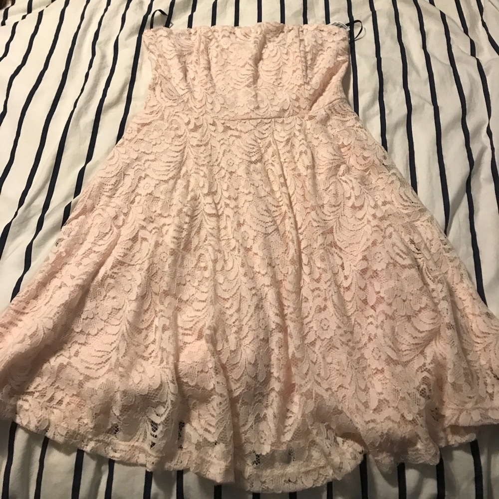 NWT Flirty Strapless Lace Dress! 🚭