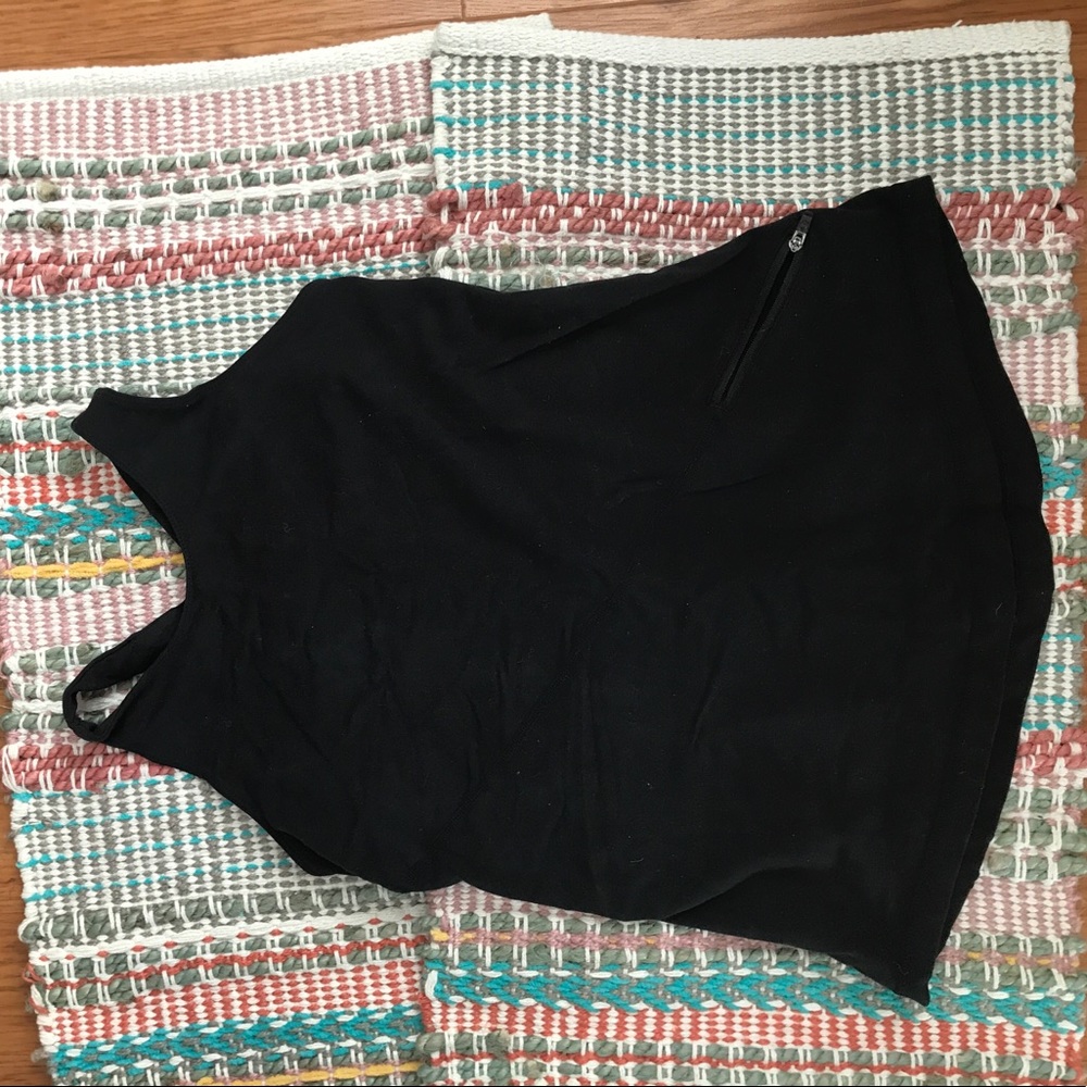 Black Lululemon top 🍋 size 4!