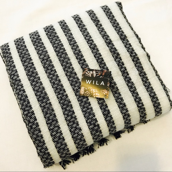 Black and White Striped Blanket Scarf - Picture 3 of 3