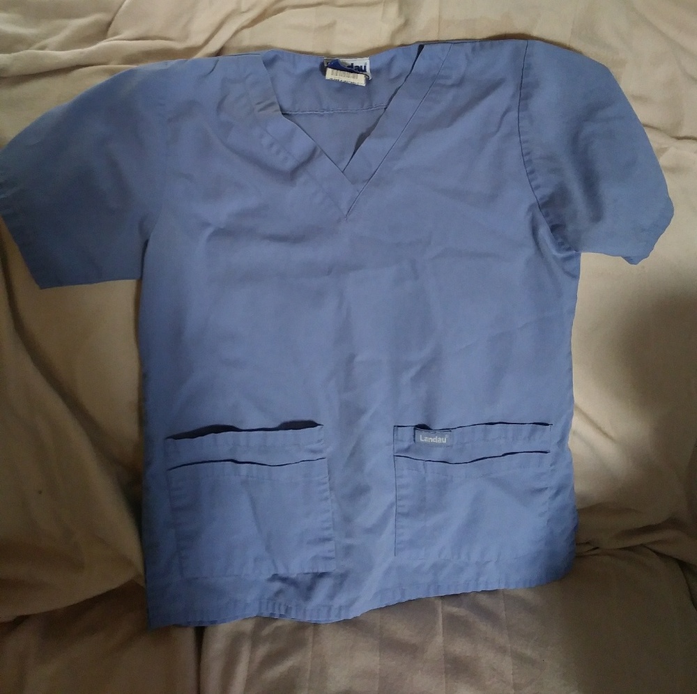 Bottom pocket scrub top