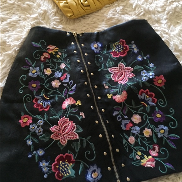 Vegan Black and Flowers Rock Skirt - Picture 4 of 6