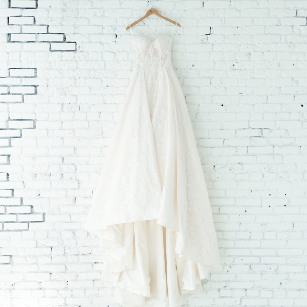 Wedding dress with 60cm drag