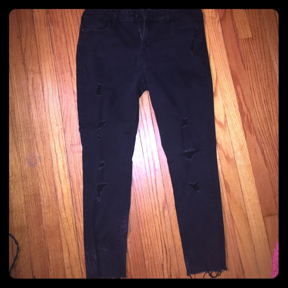 Distressed black skinny jean