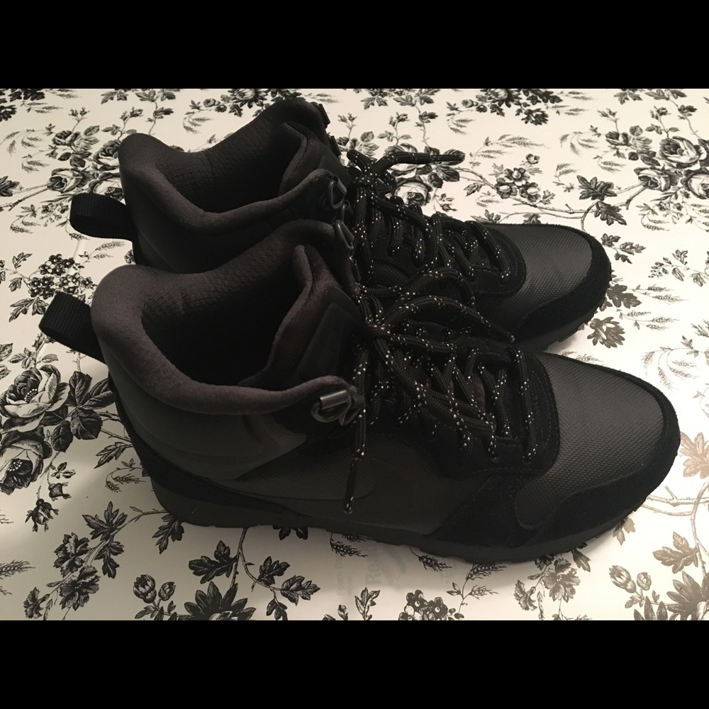 Nike (Sneaker/Boot) Size 8 Practically Brand NEW!
