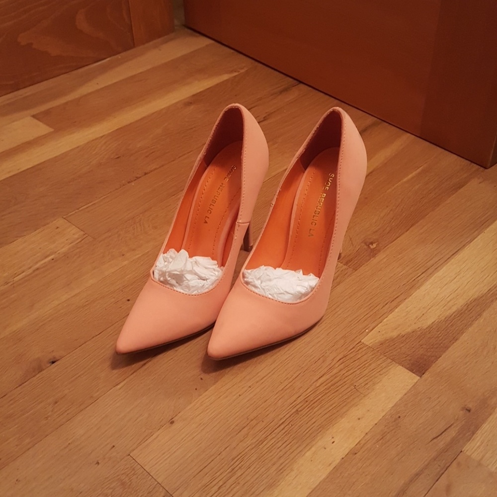 Shoe Republic LA peach heels size 6