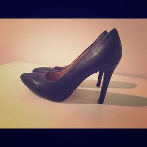 Black Stilettos 👠 8.5