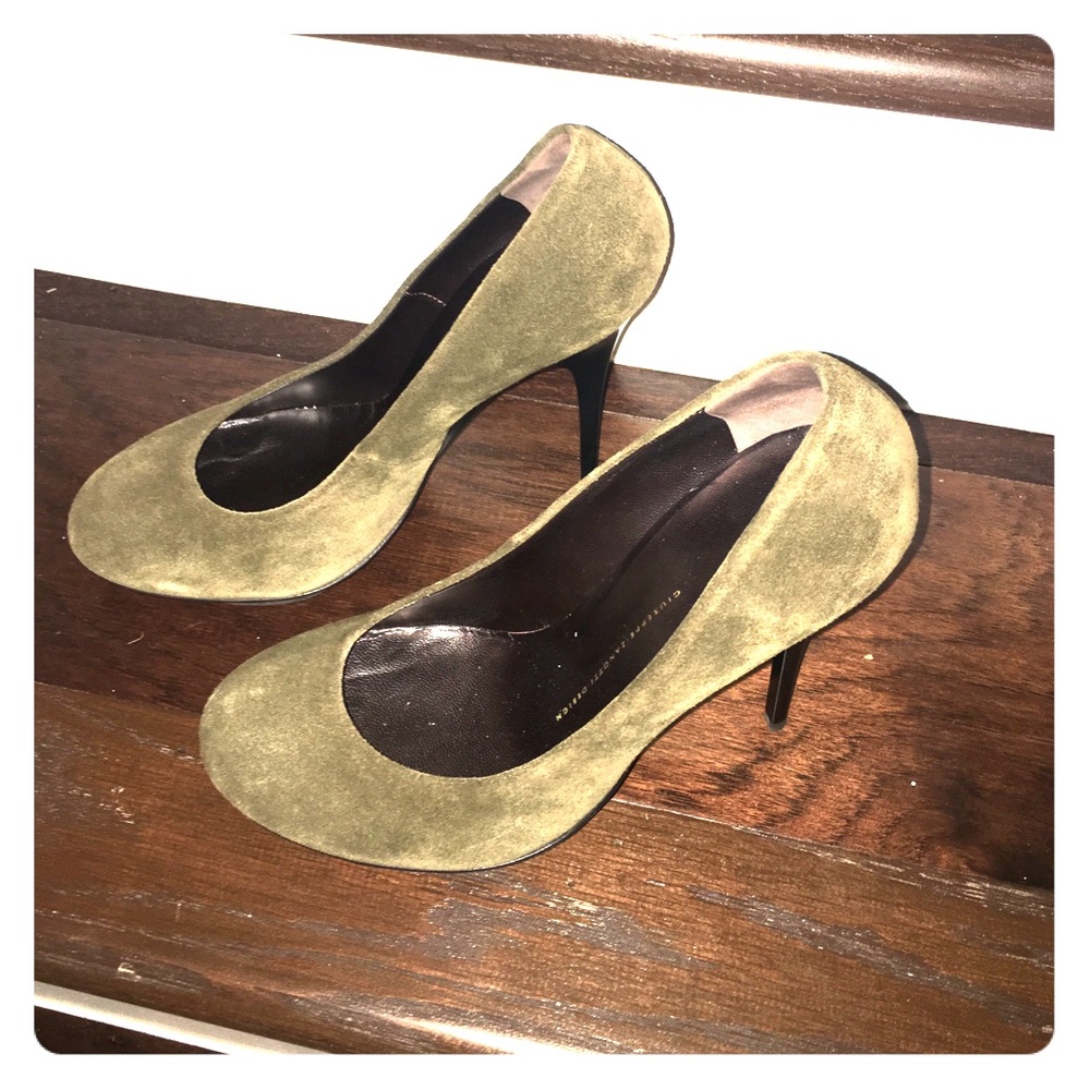 NEVER WORN!!!   Giuseppe Zanotti Green Suede Pumps