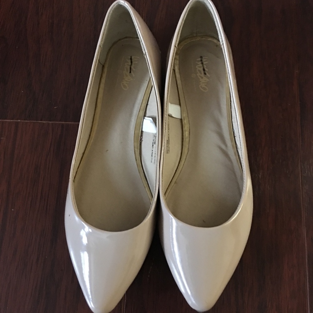 Cute nude flats