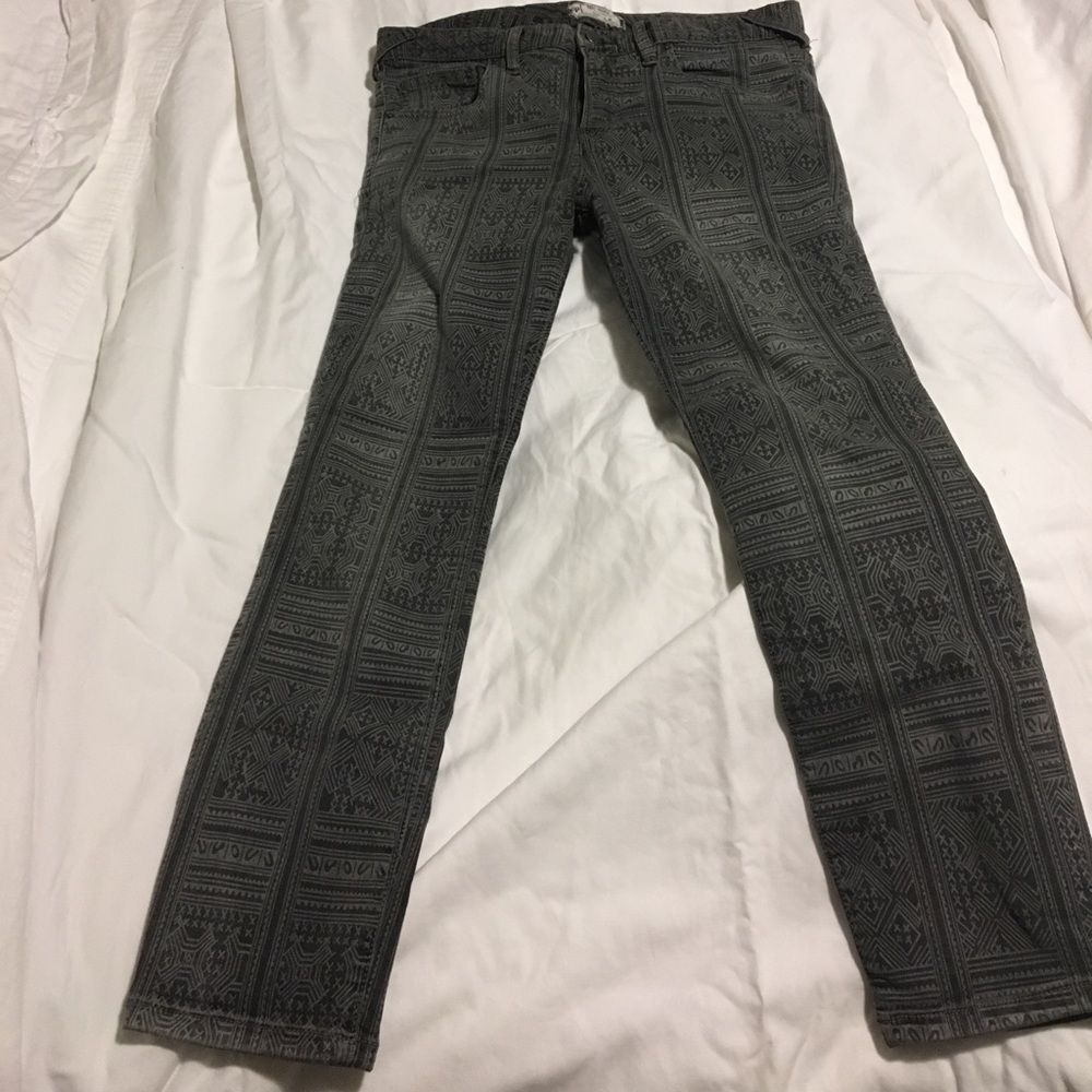 Free people skinny mid rise cropped jeans.