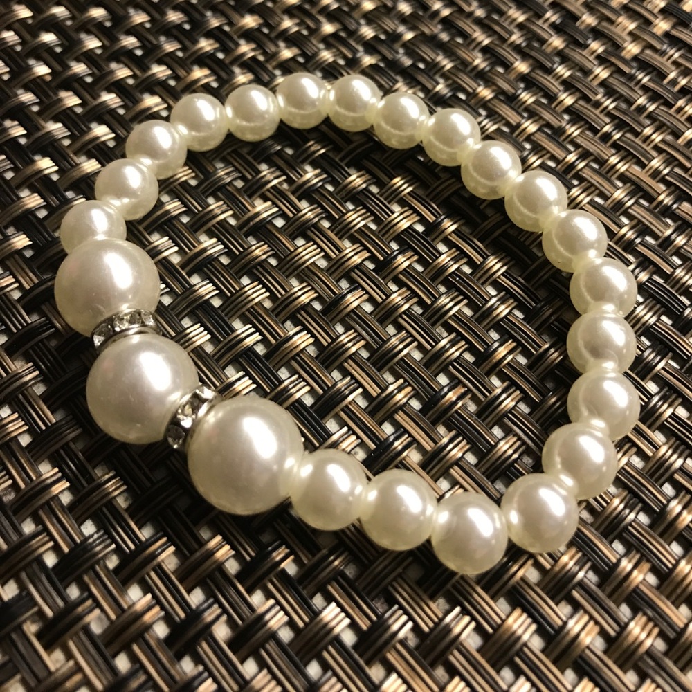 Expandable Faux Pearl Bracelet With Gemstones