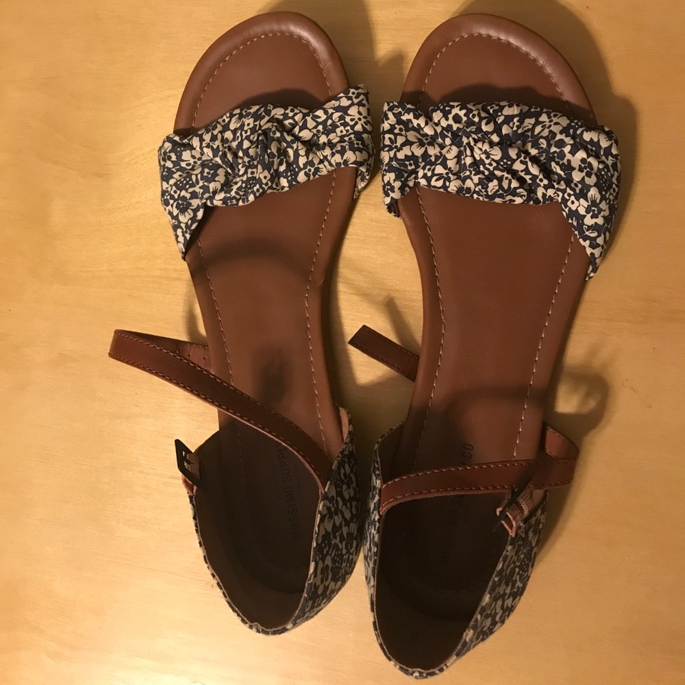 Sandals with floral pattern