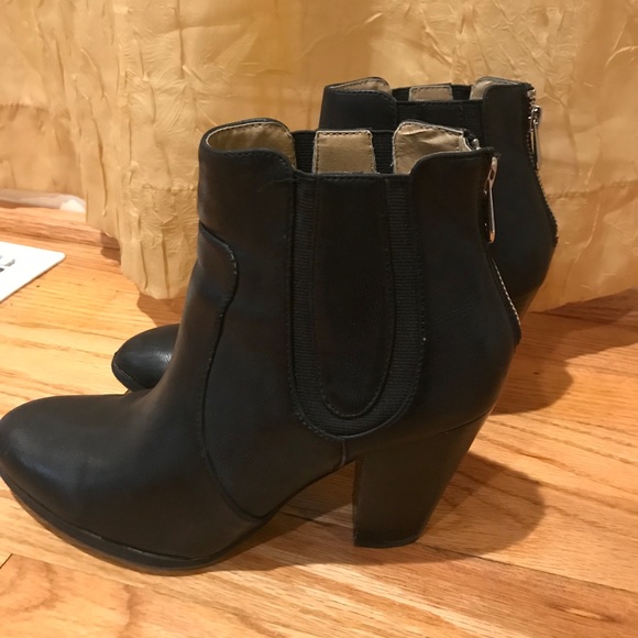Adrienne Vittadini Black Boots - Picture 2 of 4