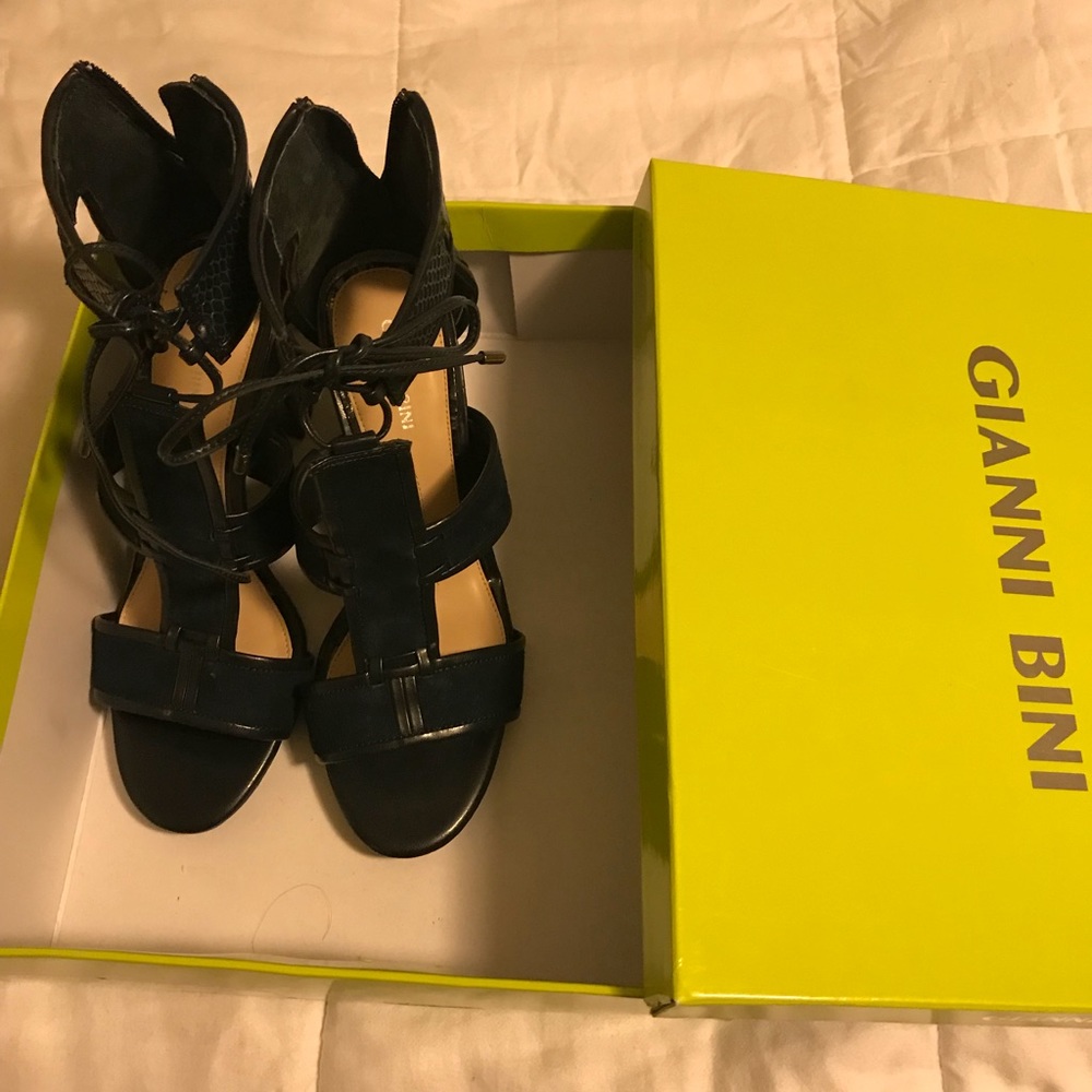 Gianni Bini- Meeah. Navy heels!! 💙