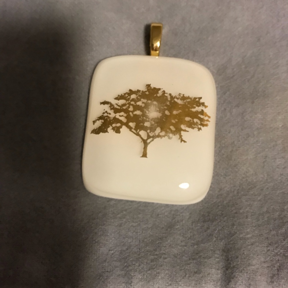 Stunning tree pendant
