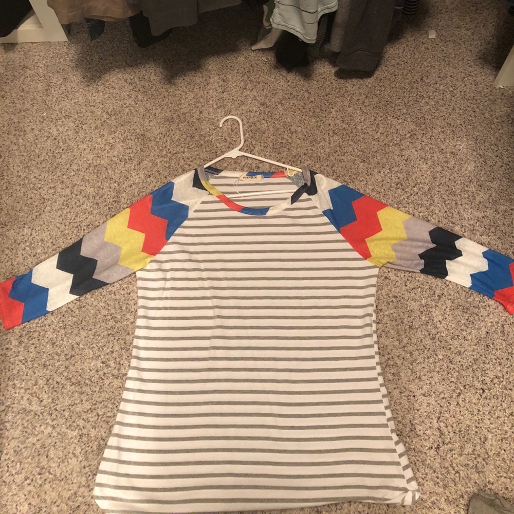 Adorable 3/4 sleeve shirt!! Never worn!!