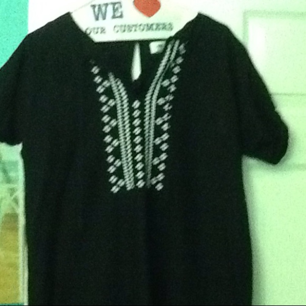 Old Navy black dress with design