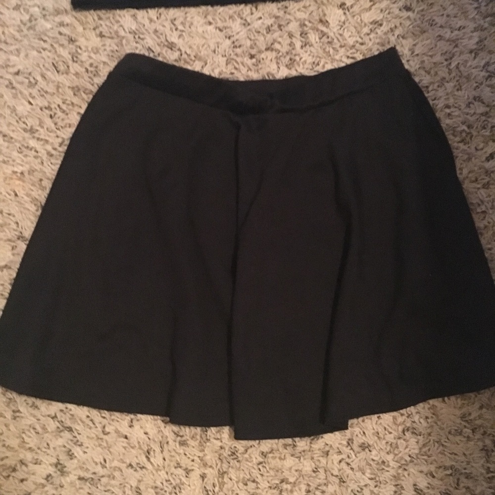Lose black skirt
