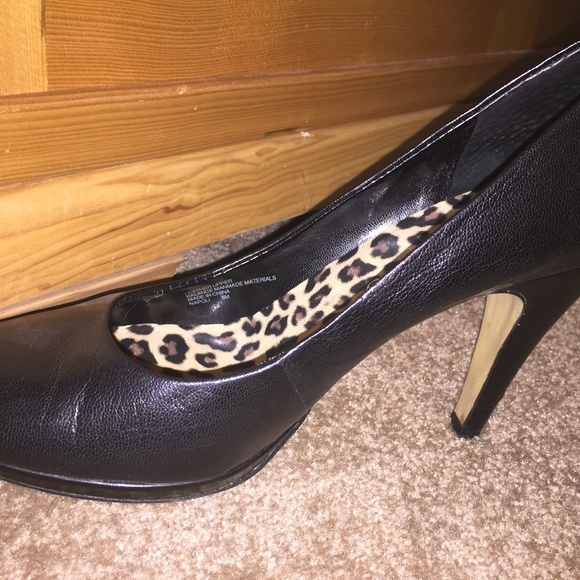 Franco Sarto Black Leather Roundtoe Pump - Picture 3 of 3