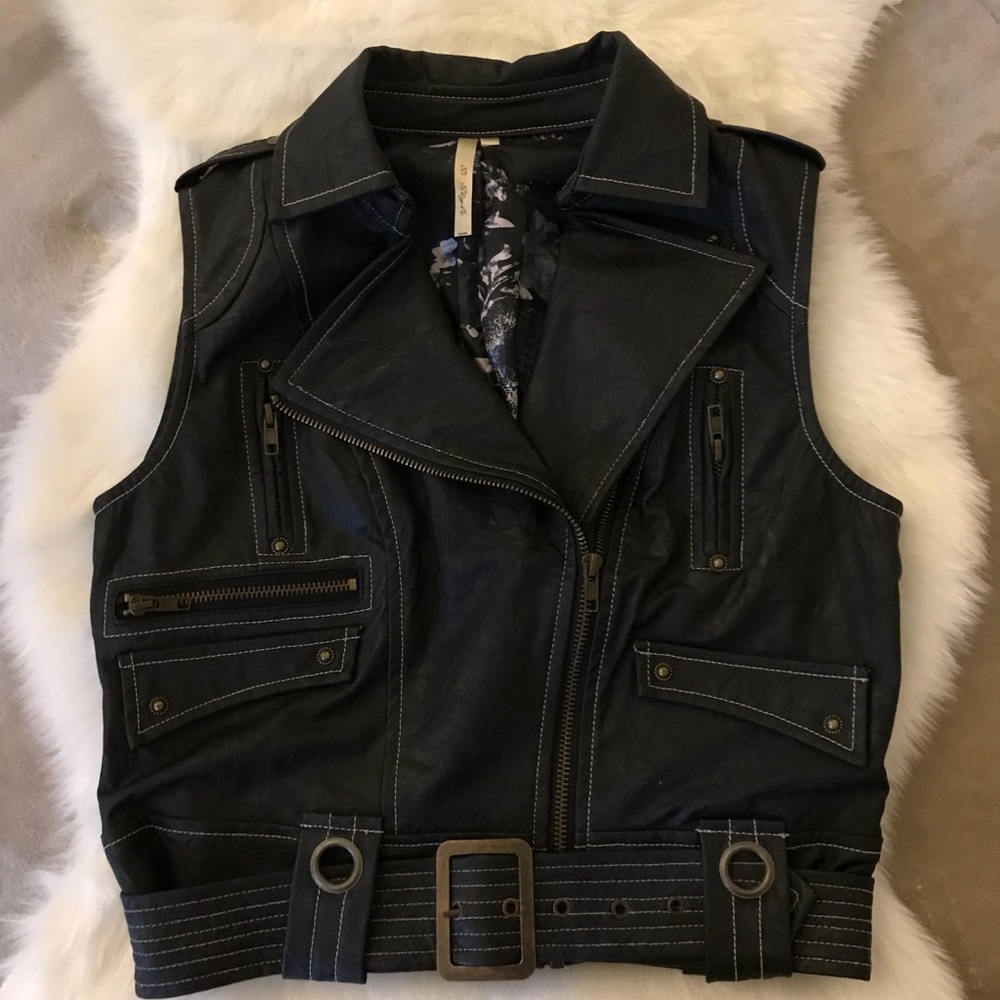 ✨Host Pick✨ Faux Leather Moto Vest - Picture 3 of 8