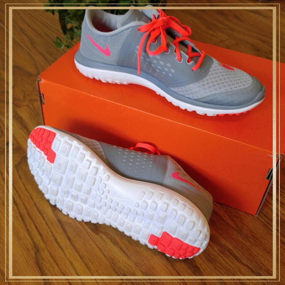 🆕🎉Size 7 Nike Runners NIB (last 1) - Picture 2 of 3