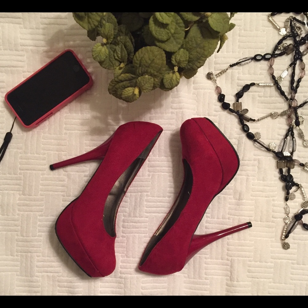 Hot, Hot, Hot faux suede heel! 👠